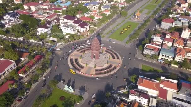 Drone Roundabout Στο Μνημειο Ανεξαρτησησ Phnom Penh Cambodia — Αρχείο Βίντεο
