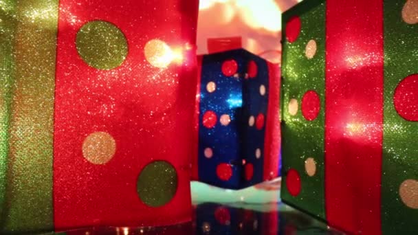 Arka Plan Renk Değiştirirken Benekli Kırmızı Mavi Noktalı Noel Hediyesinden — Stok video