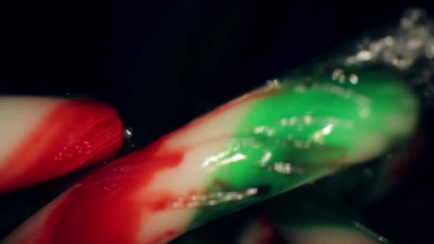 Snel Wegtrekken Van Een Ingepakte Rode Witte Groene Mini Snoepstok — Stockvideo