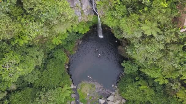 Pessoas Nadando Lagoon Secret Com Waterfall Olhar Indonésia — Vídeo de Stock