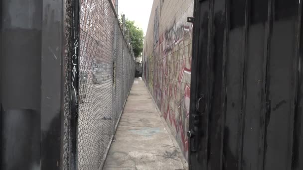 Dar Bir Sokak Çitli Bir Binanın Arkasındaki Kaldırım — Stok video