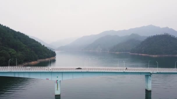 中国骑自行车者千岛湖4K桥 — 图库视频影像