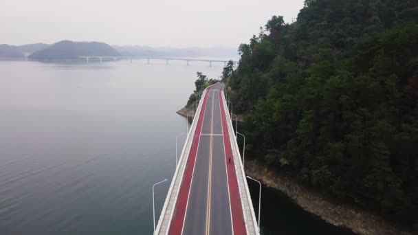 Ciclista Puente Lago Qiandao Provincia Zhejiang China — Vídeos de Stock