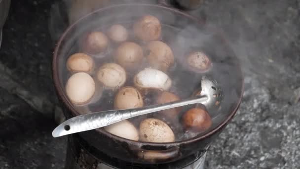 Lambat Motion Eggs Boiling Water Chinese Market Lijiang Yunnan China — Stok Video