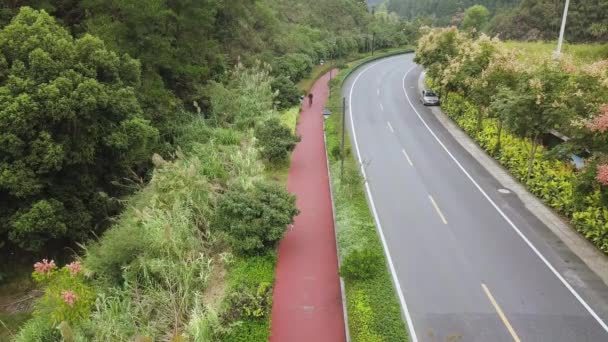 中国浙江省Qiandao湖の自転車レーン上の4 Kサイクリスト — ストック動画