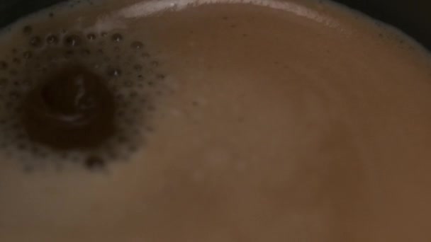 Kávé Lassú Mozgása Csöpög Kávés Zsaruba Kis Hullámokat Kelt — Stock videók