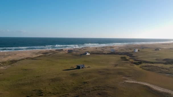 ウルグアイの沿岸部に位置する住宅 ウルグアイの沿岸部の乾燥した土地に向かって移動する波 — ストック動画