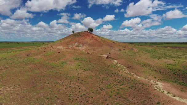Drone Filmato Piccola Collina Sul Vasto Outback Queensland Plain — Video Stock