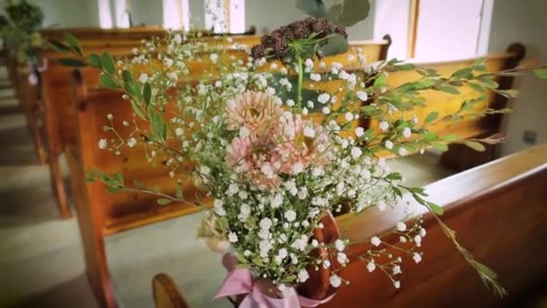 Blommor Dekorera Ett Bröllop Kapell — Stockvideo