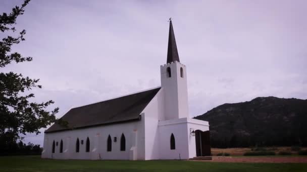 Egy Kápolna Vidéki Környezetben — Stock videók