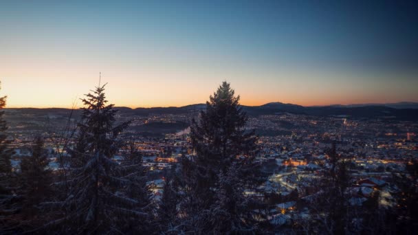 Norveç Trondheim Şehrini Izlerken Gün Batımının Rengarenk Bir Zamanlaması — Stok video