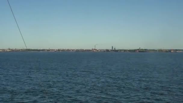 10月的一个阴天 进入芬兰首都赫尔辛基港的时间是4K — 图库视频影像