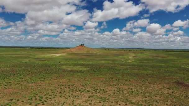 Drone Beelden Van Kleine Heuvel Uitgestrekte Outback Queensland Plain — Stockvideo