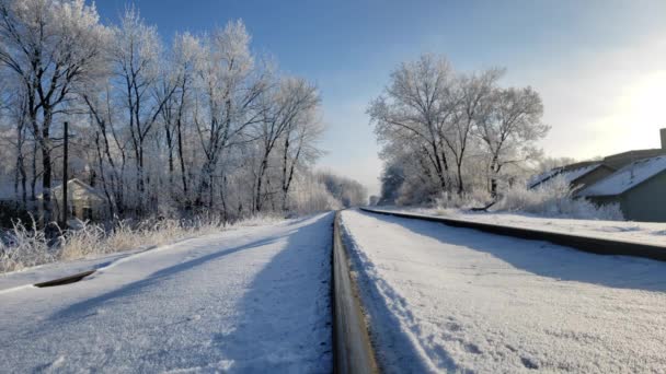 Bastante Pintorescas Vías Tren Llenas Nieve Invierno — Vídeos de Stock