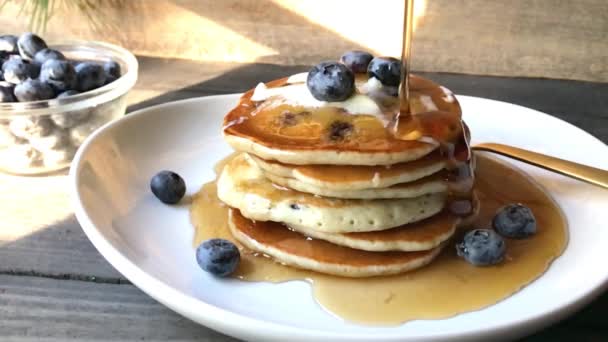 Pila Pancake Mirtilli Con Sciroppo Versante Gocciolato Sui Lati Alla — Video Stock