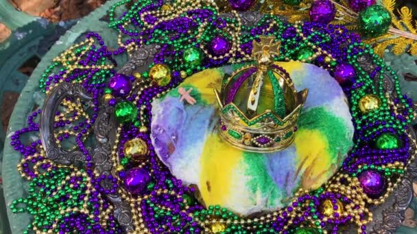 Тінь Над Королівським Тортом Mardi Gras Короною Крихітним Малюком Оточена — стокове відео