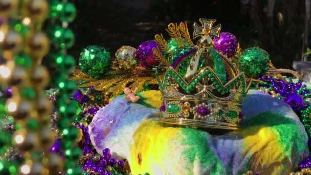 Χορδές Από Χάντρες Πλαισιώνουν Mardi Gras King Cake Στέμμα Και — Αρχείο Βίντεο