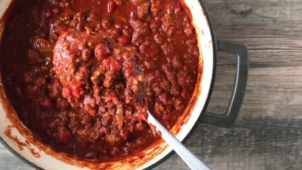 Vue Dessus Grande Casserole Chili Sans Haricots Avec Cuillerée Soulevée — Video