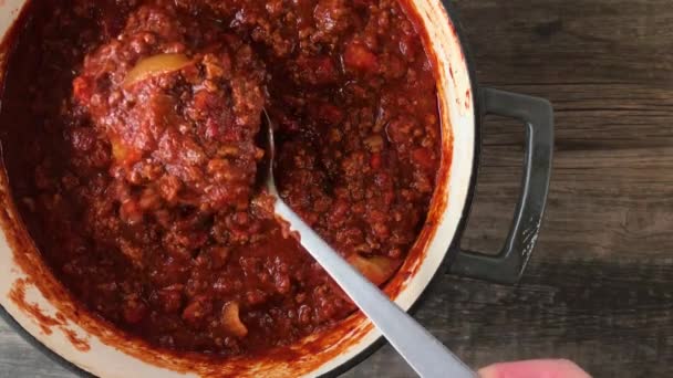 Omrörning Stor Kruka Bönlös Chili Ovanifrån — Stockvideo