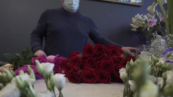 Caucasian Florist Mask Making Selling Red Pink Roses Bouquet Valentine — Stock Video