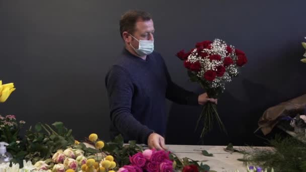 Kaukasische Florist Mit Maske Herstellung Und Verkauf Von Roten Und — Stockvideo