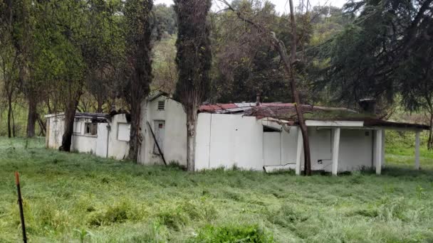 Edifício Abandonado Velho Com Cabine Chuva Ligeira — Vídeo de Stock