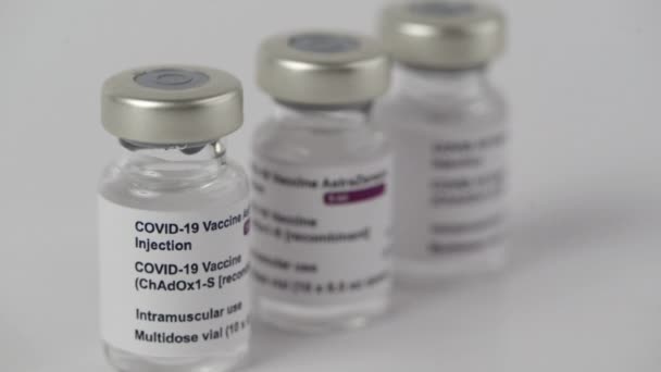 Covid 19アストラゼネカワクチンのバイアルと注射器は 医療従事者や危険にさらされる人々を注入します Sars Cov 2感染症を治療するための予防接種治療 医学的概念 白を背景に — ストック動画