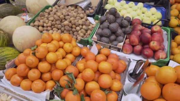 Stall Med Apelsiner Nötter Passionsfrukt Äpplen Och Annan Färsk Frukt — Stockvideo
