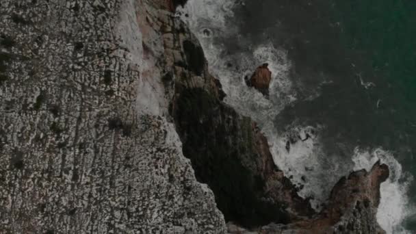 Vista Aérea Penhasco Rocha Com Ondas Mar Água Verde Denia — Vídeo de Stock