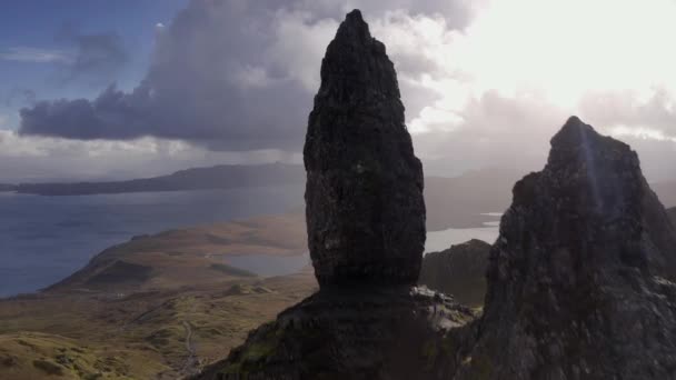 Flyover Drones Aéreos Old Man Storr Nuvens Tempestade Outono Skye — Vídeo de Stock