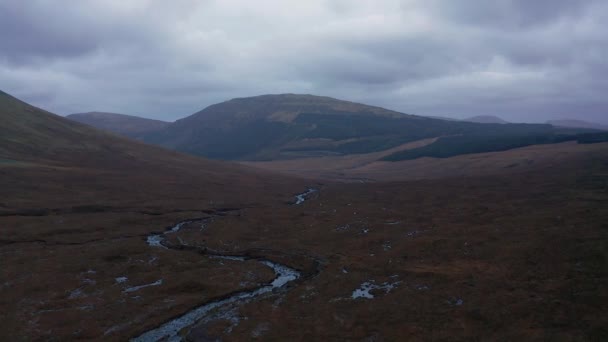 Летный Беспилотник Над Водопадами Скай Шотландия Осенью — стоковое видео