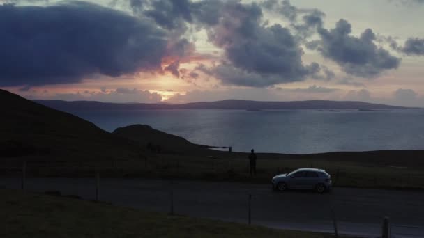 Aerial Drone Sunset Flyover Traveller Fields Uig Skye Шотландська Осінь — стокове відео