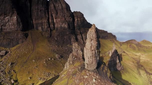 Drone Survolant Vieux Homme Storr Skye Écosse Automne — Video