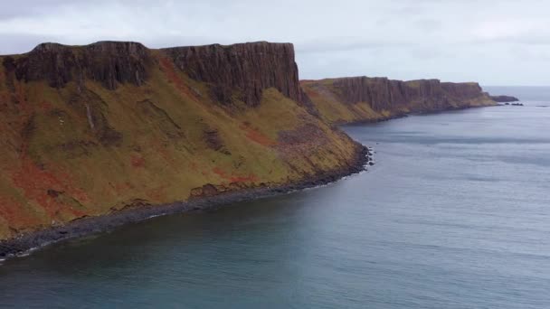 Flygdrönare Närmar Sig Lealt Fall Cliffs Nära Brother Point Skye — Stockvideo