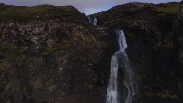 Drone Aéreo Sobrevoa Uma Cachoeira Com Vacas Fada Glen Skye — Vídeo de Stock