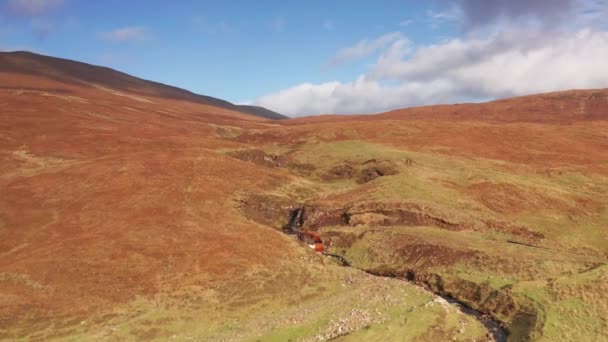 Drone Aéreo Sobrevoa Vale Fluvial Fada Glen Skye Escócia Outono — Vídeo de Stock