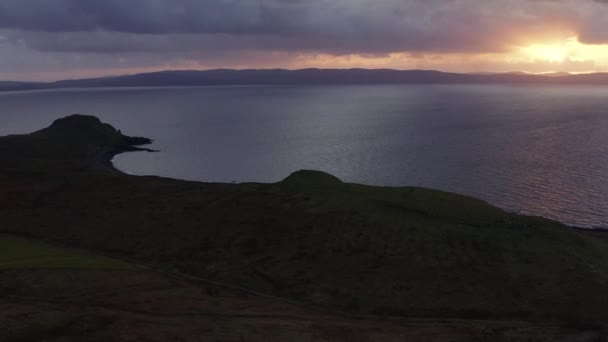 Εναέρια Drone Ηλιοβασίλεμα Παρακολούθησης Πάνω Από Πεδία Και Βράχια Κοντά — Αρχείο Βίντεο
