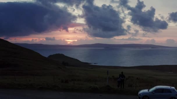 Εναέρια Drone Ηλιοβασίλεμα Flyover Ταξιδιώτη Και Πεδία Κοντά Uig Skye — Αρχείο Βίντεο