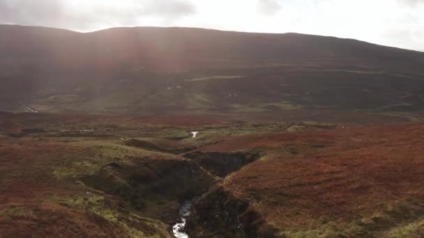 Drone Aéreo Sobrevoa Vale Fluvial Fada Glen Skye Escócia Outono — Vídeo de Stock