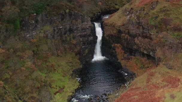 Voo Drones Aéreos Câmera Lenta Cachoeira Lealt Fall Skye Scotland — Vídeo de Stock