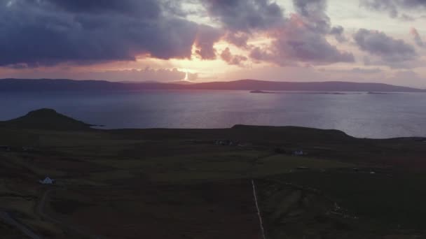 Aerial Drone Tramonto Tracciamento Campi Scogliere Vicino Uig Skye Scozia — Video Stock