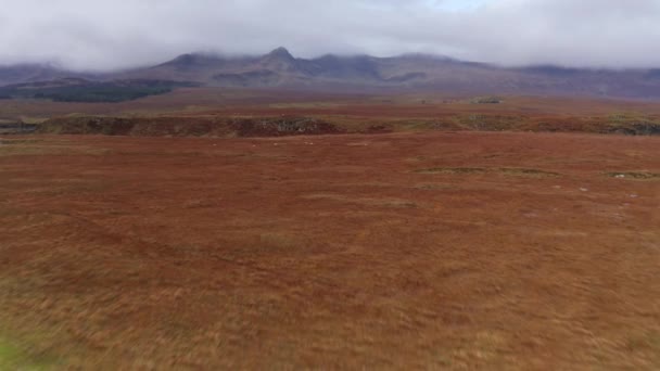 Aerial Drone Zjechać Lealt Fall Cliffs Pobliżu Brother Point Skye — Wideo stockowe