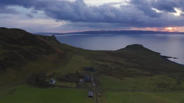 Aerial Drone Tramonto Tracciamento Campi Scogliere Vicino Uig Skye Scozia — Video Stock