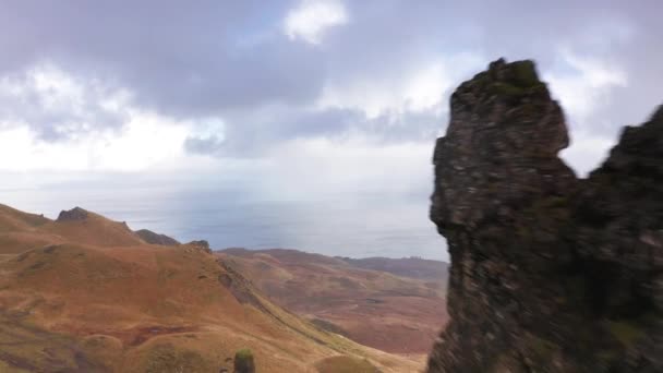 Проліт Повітряного Дрона Біля Старої Людини Сторра Скай Шотландії Осінь — стокове відео