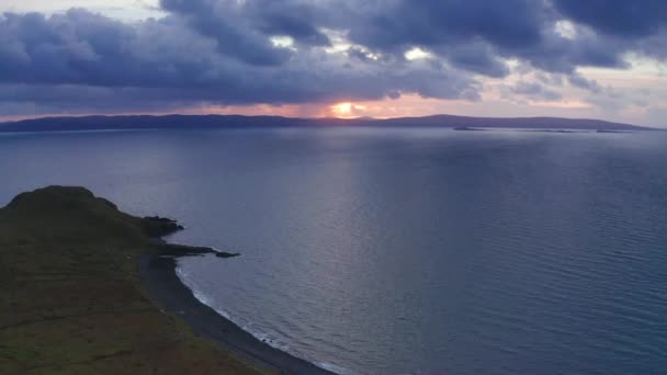 Εναέρια Drone Ηλιοβασίλεμα Πετούν Πάνω Από Την Ακτή Και Βράχια — Αρχείο Βίντεο