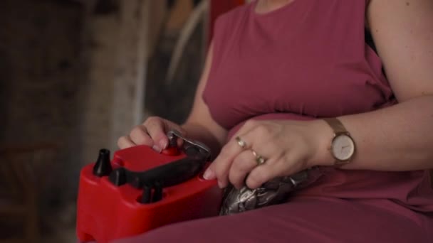 Mulher Branca Usando Bomba Balão Eletrônico Inflando Dentro — Vídeo de Stock