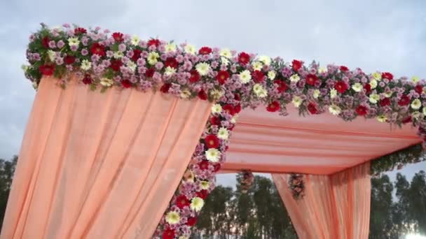 Arco Casamento Livre Lindamente Decorado Com Variedade Flores Coloridas Decoração — Vídeo de Stock