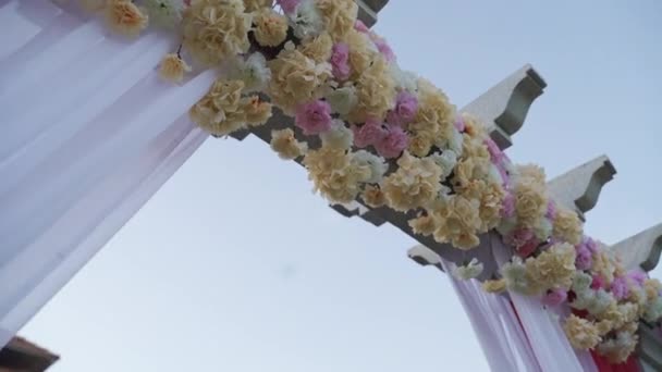 Pięknie Urządzony Łuk Weselny Kolorowymi Kwiatami Zasłonami Plenerze Opisowe Nagranie — Wideo stockowe