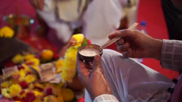 インド アジアで結婚式の際に木とカードで宗教儀式を行うヒンドゥ教徒の司祭の手 — ストック動画