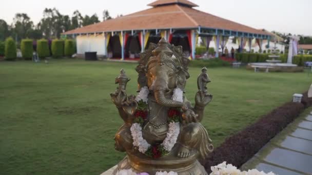 Indiase God Ganesha Standbeeld Geplaatst Bij Ingang Van Een Hindoe — Stockvideo
